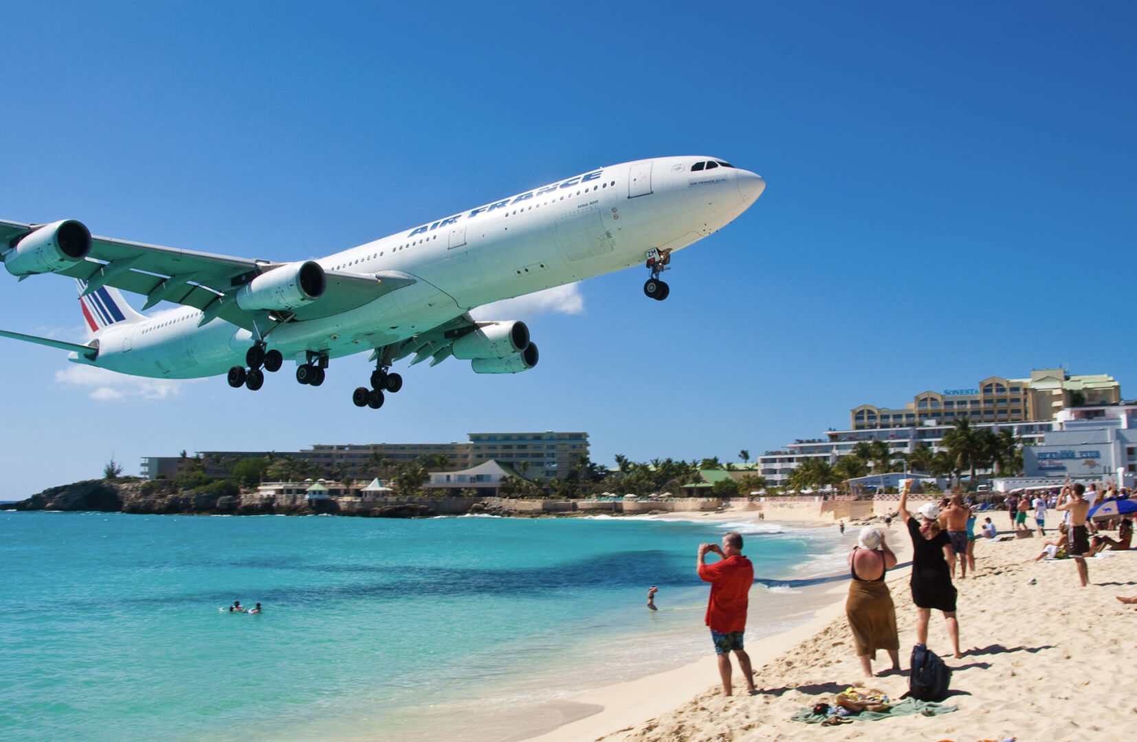 Plane landing at Maho Beach
